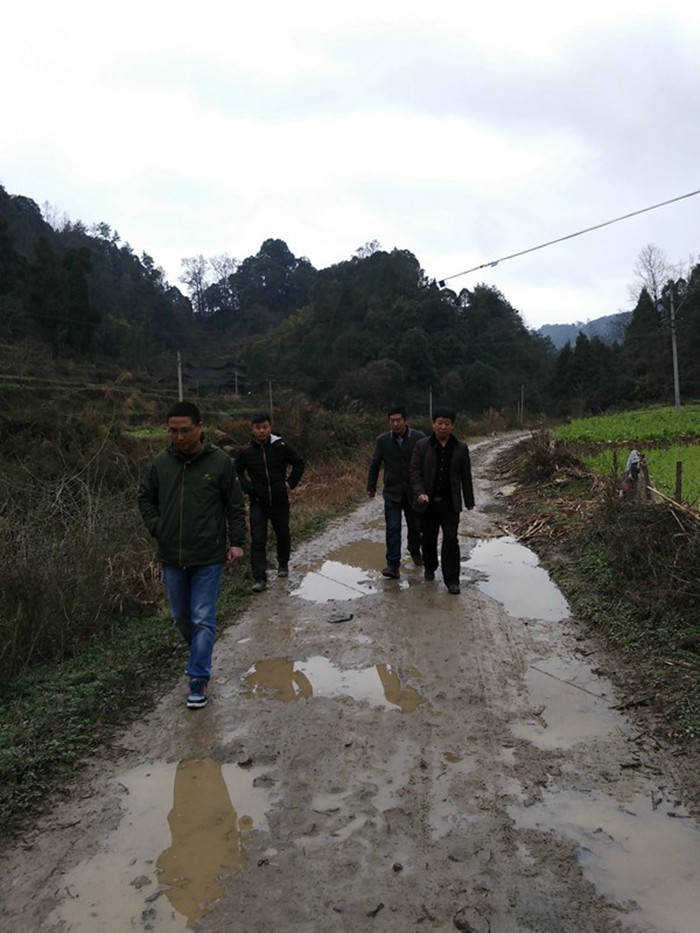 九龍地礦公司扶貧蹲點(diǎn)回訪(fǎng)紀實(shí)