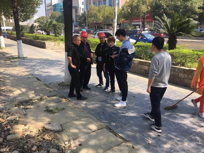 碧江區質(zhì)安站站長(cháng)向長(cháng)鴻一行到熊家屯棚戶(hù)區改造項目現場(chǎng)指導文明施工工作