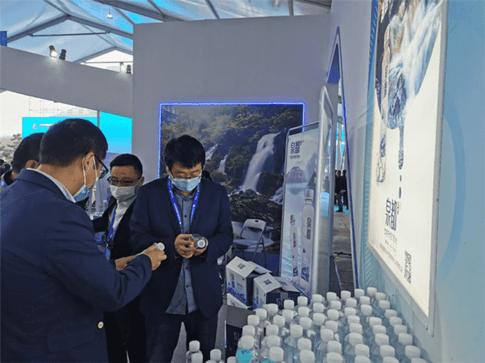 泉都礦泉水在“2020第三屆貴州省梵凈山國際天然飲用水博覽會(huì )”中 大放光彩