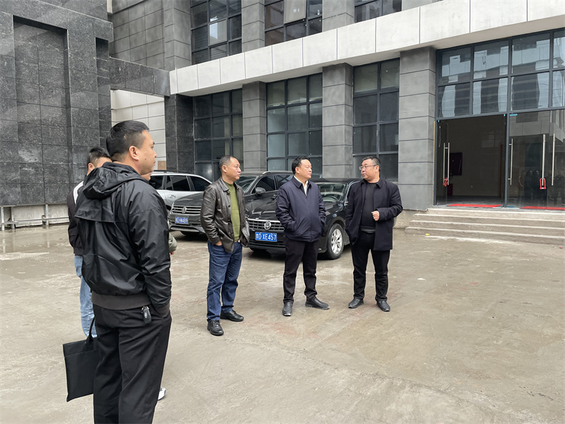 銅仁市城交集團董事長(cháng)何向東到銅仁市頤年苑開(kāi)發(fā)建設項目現場(chǎng)調研指導工作